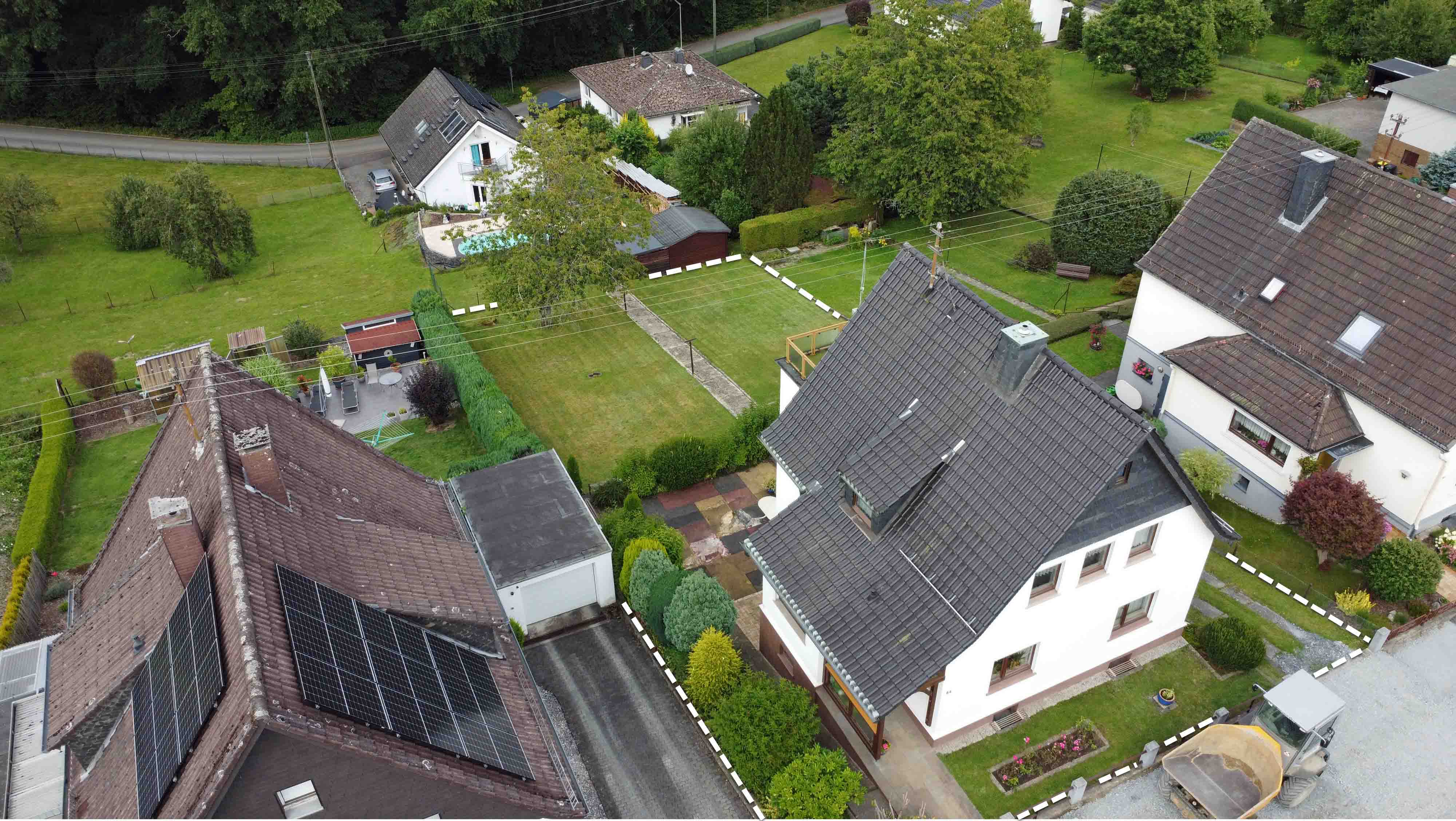 Wissen: Älteres EFH mit Dachterrasse, Garten und 2 Garagen, 723 m² großes Gartengrundstück 